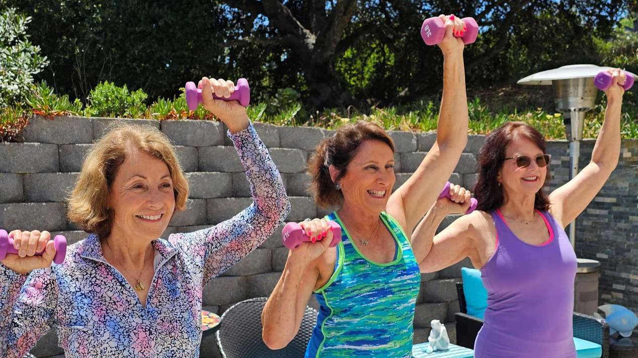 Leslie Sokol teaching fitness class